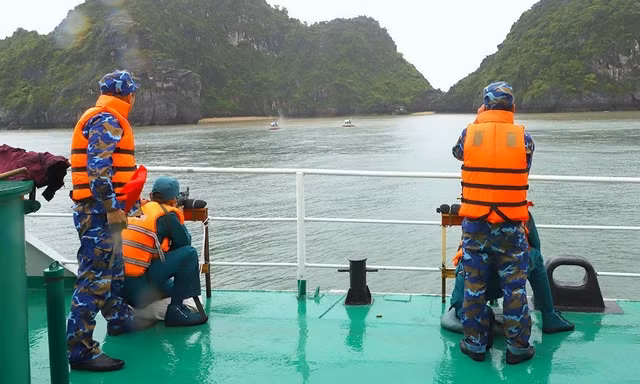 Dân quân tự vệ biển nổ súng diệt mục tiêu huấn luyện trên vịnh Cát Bà
