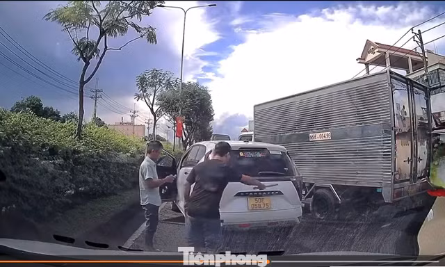 Thót tim cảnh xe tải và ô tô con rượt đuổi, chèn ép nhau trên đường ở TPHCM