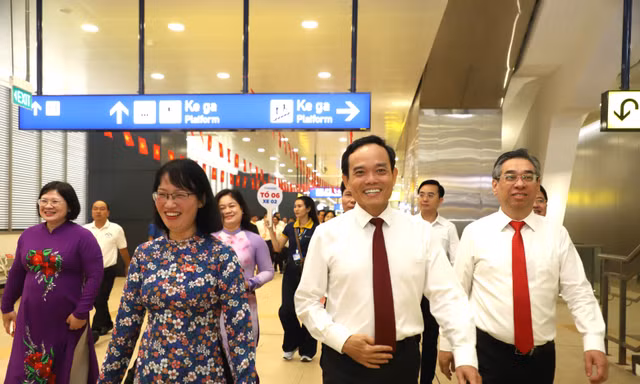 Bí thư Trần Lưu Quang cùng hơn 500 đại biểu đi metro, dâng hương các Vua Hùng trước thềm Đại hội Đảng bộ TPHCM