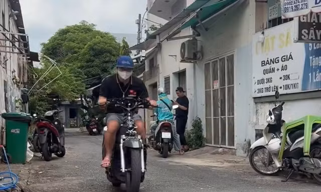 Công an mời người điều khiển xe điện '5 không' ở TPHCM đến làm việc