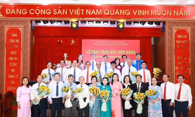 13 đảng viên vinh dự nhận Huy hiệu Đảng