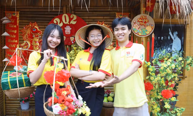 Bạn trẻ Lào, Campuchia tặng cơm người nghèo, trải nghiệm không gian Tết Việt tại ngôi đình cổ 