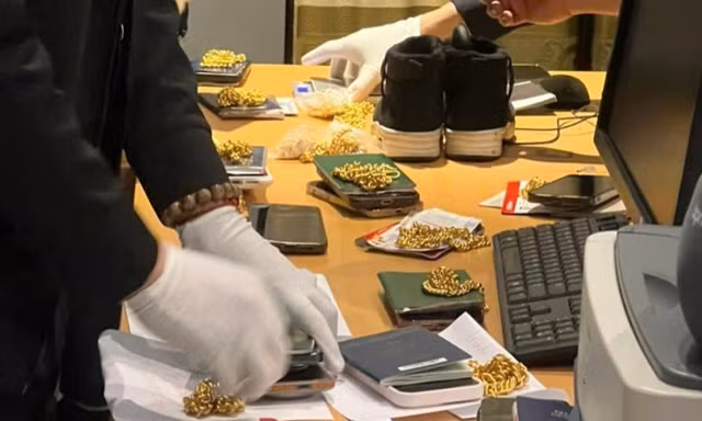 Lực lượng chức năng kiểm tra tang vật trong vụ việc. 