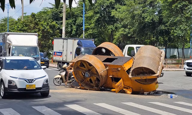 Xe lu rơi khỏi xe tải, người đi đường thoát nạn trong gang tấc
