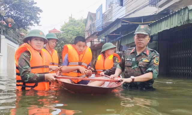 Cứu dân trong mưa lũ bằng mệnh lệnh từ trái tim