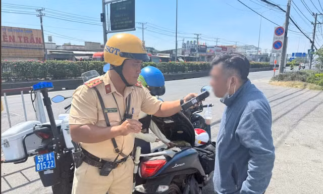 Chủ quan Mùng 1 Tết, gần 100 tài xế dính nồng độ cồn