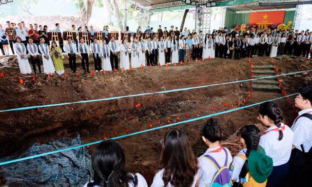 Gần 100 nghệ sĩ hát bên rãnh mộ tập thể liệt sĩ ở Công viên Lê Thị Riêng