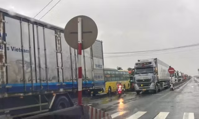 Quốc lộ 1 qua Khánh Hòa, Đắk Lắk ùn tắc 20km, tiếp tế đồ ăn, nước uống cho tài xế
