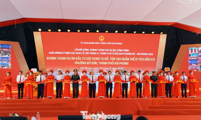 Phó Thủ tướng Lê Tiến Châu và các đại biểu bấm nút khánh thành quần thể di tích Bến K15, phường Đồ Sơn.