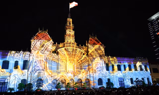 Mãn nhãn màn trình chiếu 3D mapping lên tòa nhà trăm tuổi ở TPHCM 