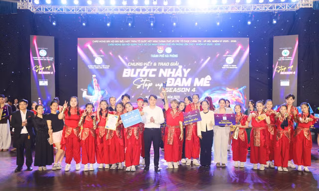 Ban tổ chức trao giải xuất sắc cho nhóm AMC Trường THPT Hồng Quang (phường Lê Thanh Nghị, TP Hải Phòng).