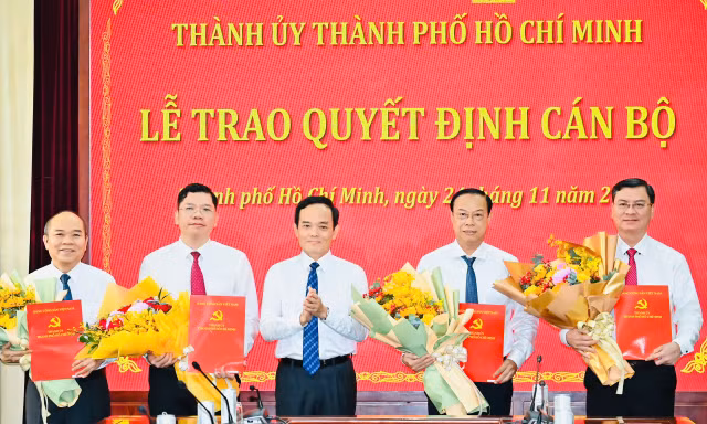Trao quyết định phê chuẩn kết quả bầu Phó Chủ tịch HĐND TPHCM, 3 Phó Chủ tịch UBND TPHCM