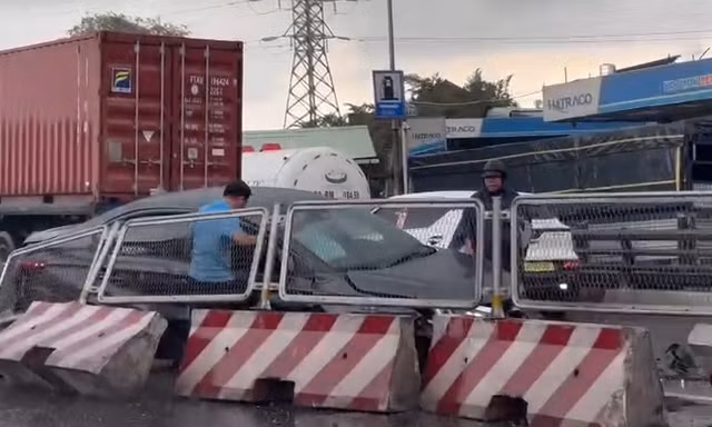 Va chạm container, ô tô lao vào dải phân cách ở TPHCM