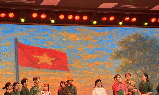 Hồi ức viết tiếp tương lai: 'Họ đã hy sinh cho tôi được sống'