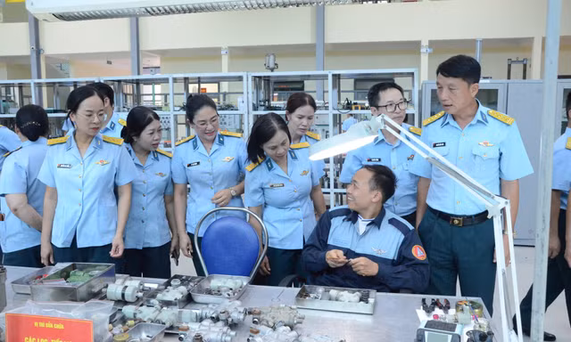 Bộ đội canh trời đổi mới, sáng tạo trong công tác quần chúng 