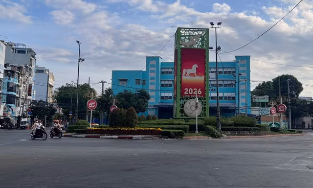 Đường TPHCM rộng thênh thang, bình yên sáng Mùng 1 Tết