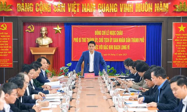 Ông Lê Ngọc Châu - Chủ tịch UBND TP Hải Phòng làm việc với Đặc khu Bạch Long Vĩ.
