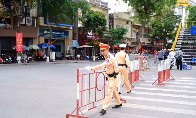 CSGT - Công an Hải Phòng phân luồng phương tiện tại phố Hoàng Văn Thụ.