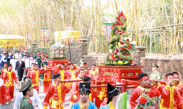 Lãnh đạo TPHCM cùng đông đảo người dân dâng cúng Quốc Tổ Hùng Vương 