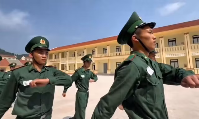 Tân binh Biên phòng rèn tập những bài học đầu tiên trong quân ngũ 