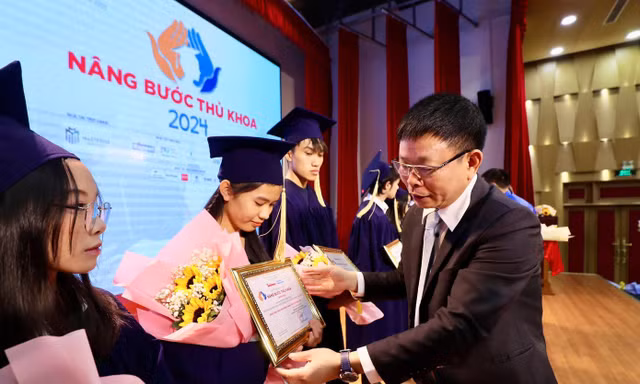 Báo Tiền Phong công bố danh sách ứng viên nhận học bổng 'Nâng bước thủ khoa' năm 2025