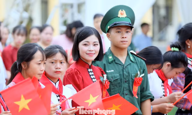 Người lính quân hàm xanh đồng hành thầy trò vùng biên đón năm học mới