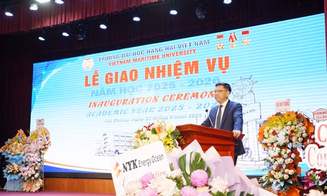 Thứ trưởng Bộ Xây dựng ôn lại kỷ niệm với tân sinh viên hàng hải Việt Nam