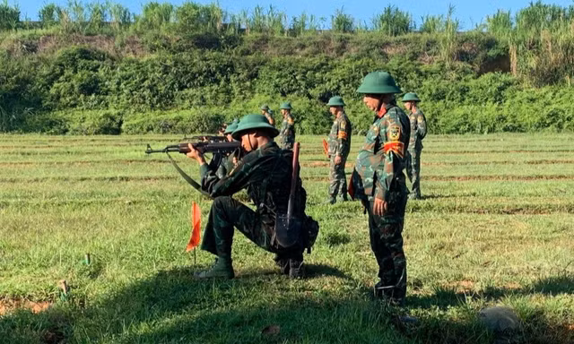 Vượt nắng lửa thao trường, tân binh Trung đoàn Tu Vũ hoàn thành tốt ‘3 tiếng nổ’