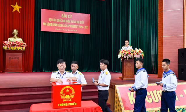 Cử tri đi bỏ phiếu tại khu vực bầu cử số 60. Ảnh: Mạnh Kiên