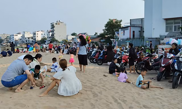 'Bãi biển' mới giữa lòng TPHCM thu hút giới trẻ