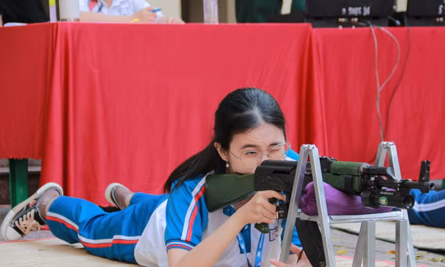 Bạn trẻ thi tài bắn súng AK, chạy vũ trang vượt rào chào mừng ngày 22/12