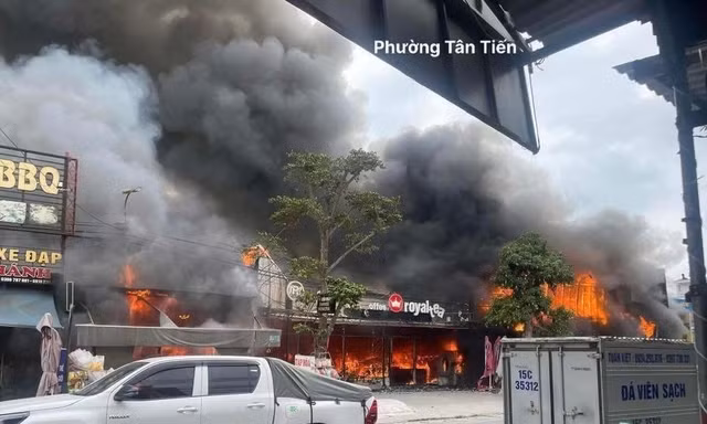 Cháy dãy cửa hàng kinh doanh ở Hải Phòng