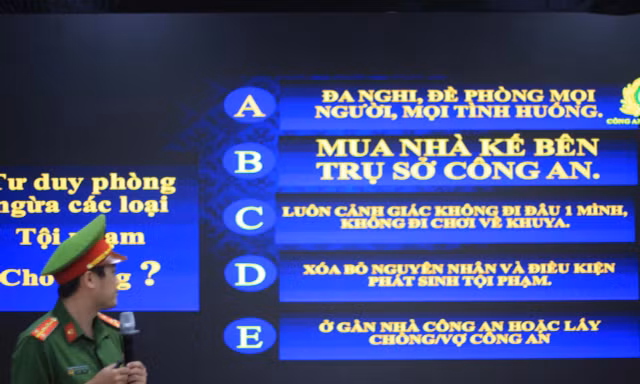 Công an vào trường cảnh báo chiêu thức lừa mới, chỉ sinh viên cách tự bảo vệ