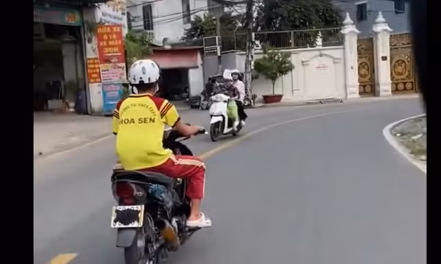 Xác minh clip thiếu niên chạy xe máy độ, che biển số trên đường