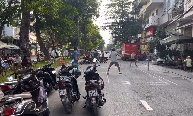 Xử phạt nhóm người giăng lưới đánh cầu lông giữa đường 