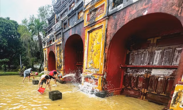 200 người dọn dẹp Di tích Cố đô Huế sau ngập 