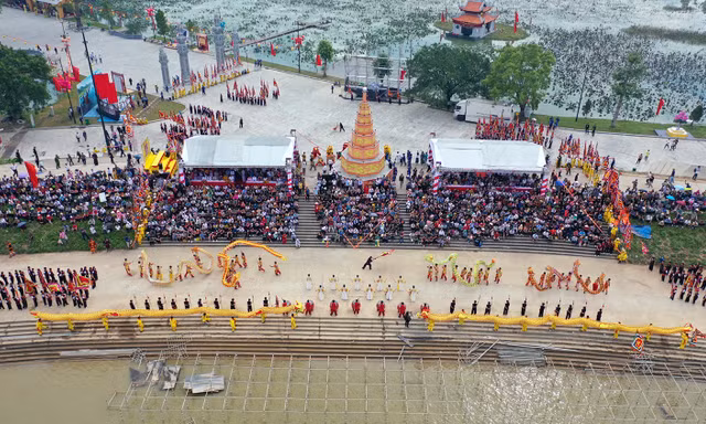 Hơn 5.000 người diễu hành, mô phỏng cuộc hội quân của Trần Hưng Đạo trên sông Lục Đầu