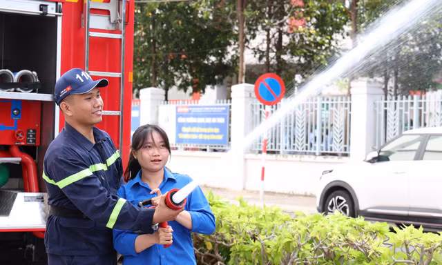 Người dân trực tiếp trải nghiệm kỹ năng cứu hỏa, cứu nạn trong đám cháy 