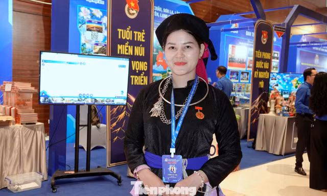Cô giáo vùng cao và sĩ quan lực lượng vũ trang sẻ chia cảm xúc tại ngày hội lớn