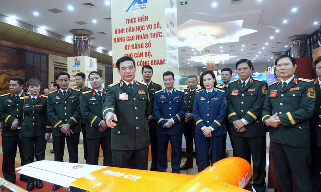 Đại tướng Phan Văn Giang chỉ đạo Công đoàn Quân đội tiên phong phát triển công nghiệp quốc phòng hiện đại