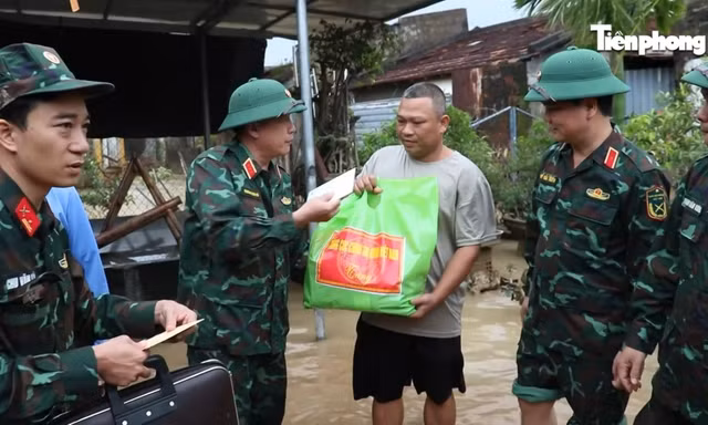 Tổng cục Chính trị và Quân khu 5 tiếp sức đồng bào vùng lũ Gia Lai