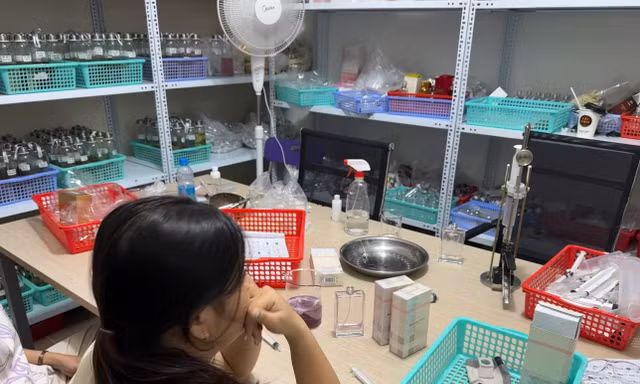 Triệt xóa đường dây làm giả hàng chục nghìn chai nước hoa cao cấp