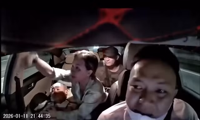 [Clip] CSGT đưa người dân đến bệnh viện cấp cứu gây 'sốt' mạng xã hội