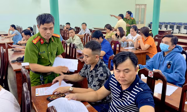 Công an mời đại diện ngân hàng, tiệm vàng đến tuyên truyền chống trộm cướp, lừa đảo