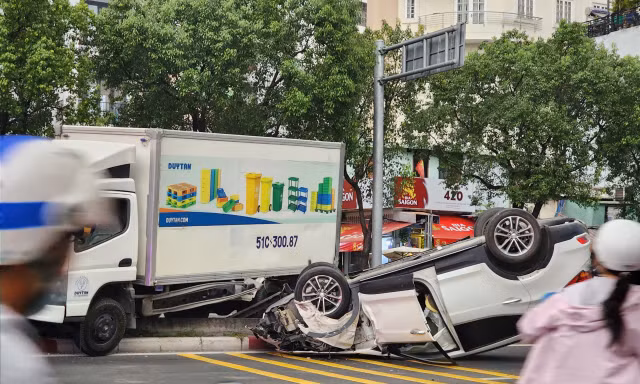 Xe ô tô lật chắn ngang đường, kẹt xe dài hơn 2km