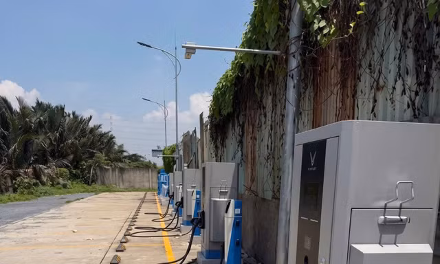 Hai đối tượng cắt trộm dây sạc trạm xe điện đem bán đồng nát lấy tiền mua rượu