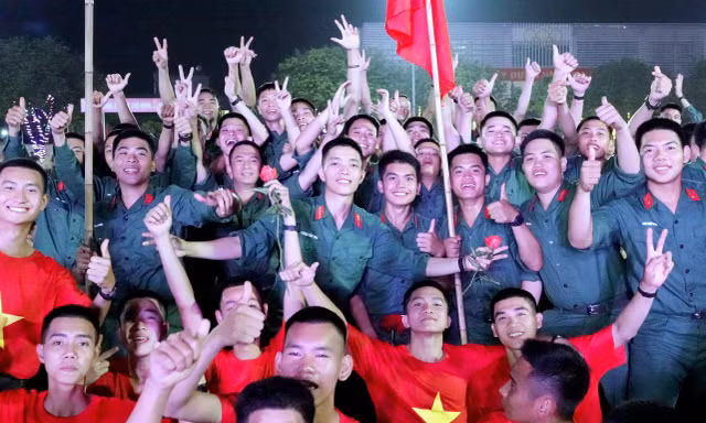 Rực rỡ đêm hội của lính trẻ Trung tâm Huấn luyện 334 