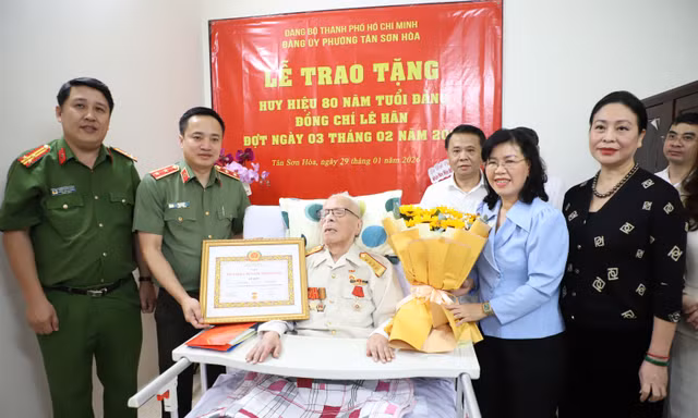 Trung tướng Mai Hoàng trao Huy hiệu 80 năm tuổi Đảng đến Đại tá Lê Hãn