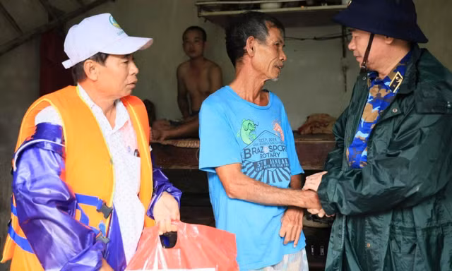 Vùng 3 Hải quân hỗ trợ người dân Đà Nẵng 2,5 tấn lương khô, gạo và nhiều nhu yếu phẩm 