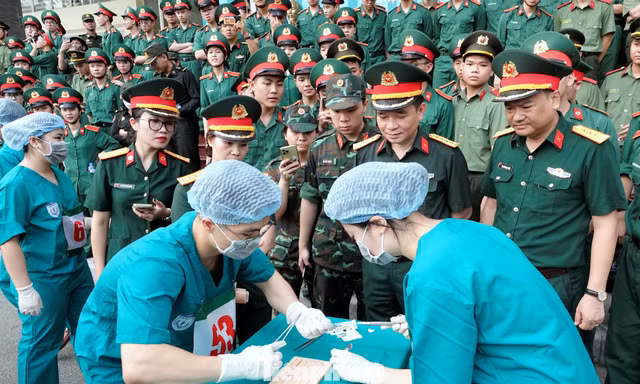 Xem học viên quân y vượt cầu độc mộc, cõng thương binh về đích